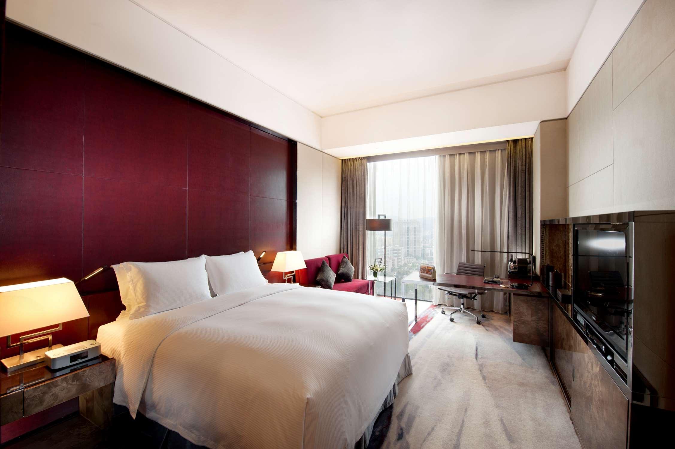 Hilton Guangzhou Tianhe - Free Shuttle Bus And Registration Counter Available During Canton Fair Period Ruang foto Deluxe Room