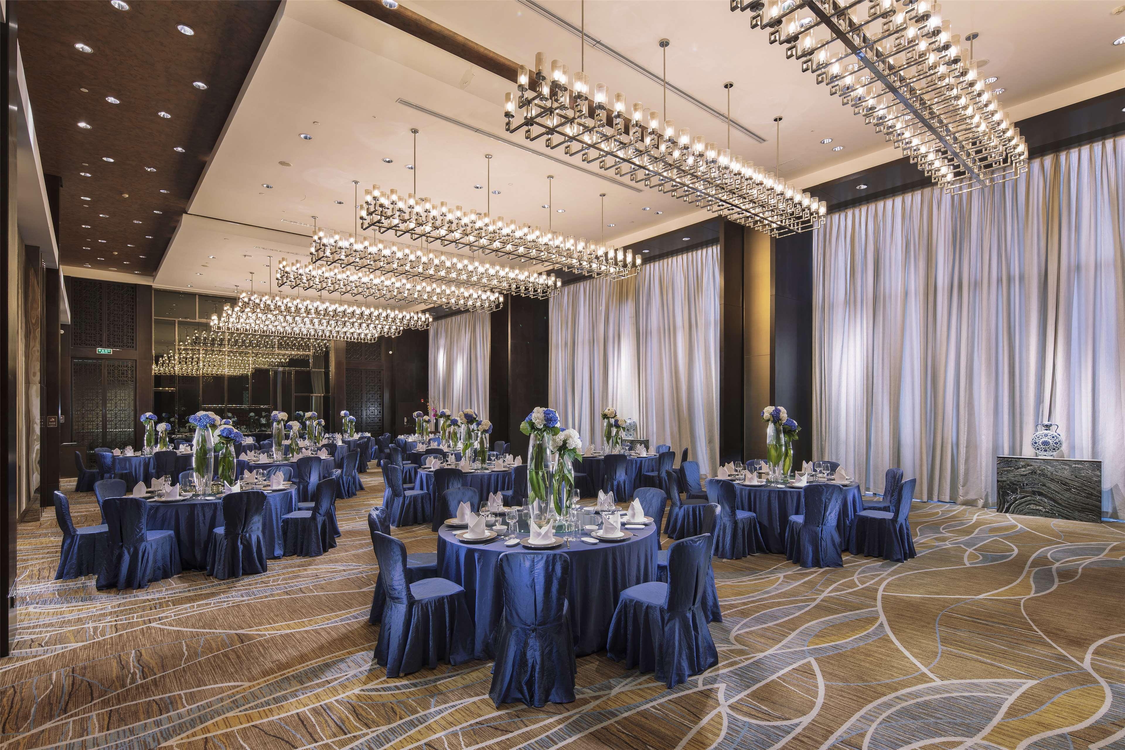 Hilton Guangzhou Tianhe - Free Shuttle Bus And Registration Counter Available During Canton Fair Period Bagian luar foto The Grand Ballroom