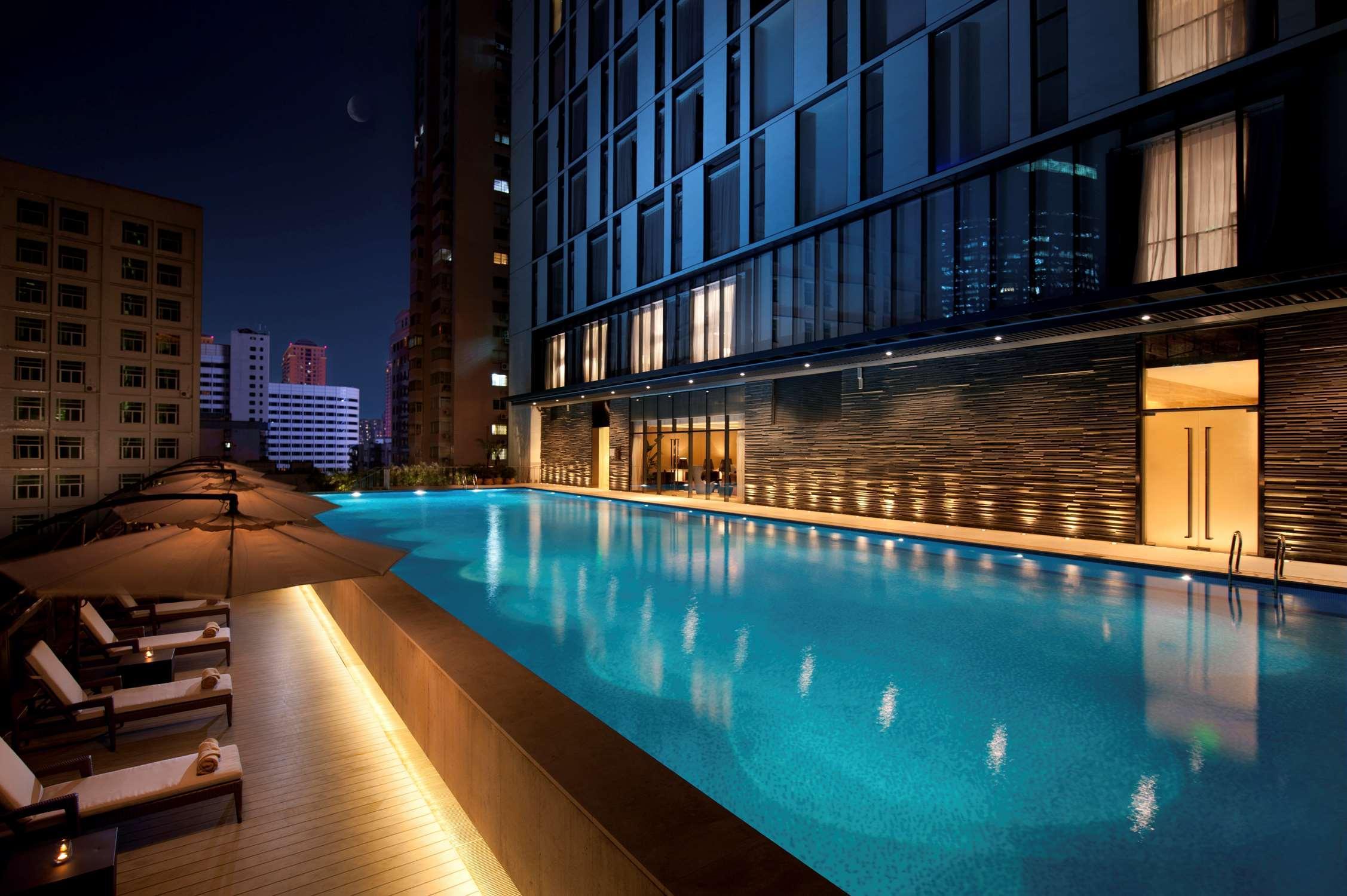 Hilton Guangzhou Tianhe - Free Shuttle Bus And Registration Counter Available During Canton Fair Period Bagian luar foto The swimming pool at the hotel
