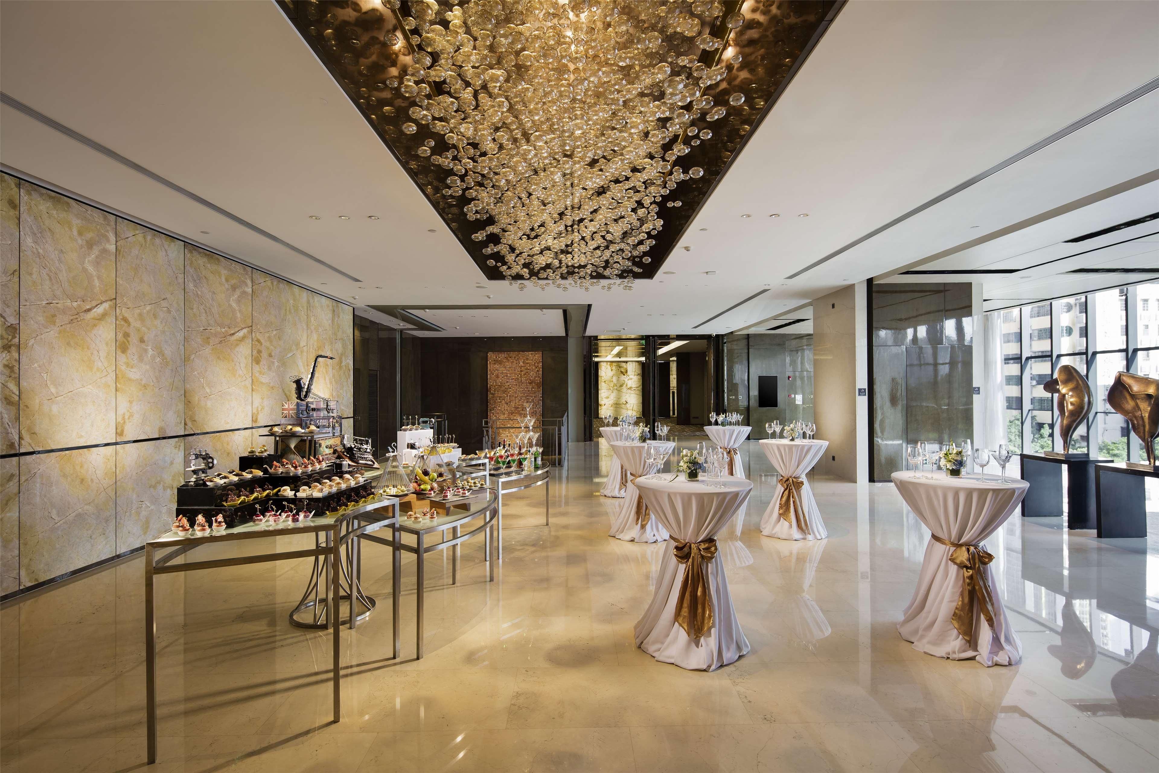 Hilton Guangzhou Tianhe - Free Shuttle Bus And Registration Counter Available During Canton Fair Period Bagian luar foto The lobby