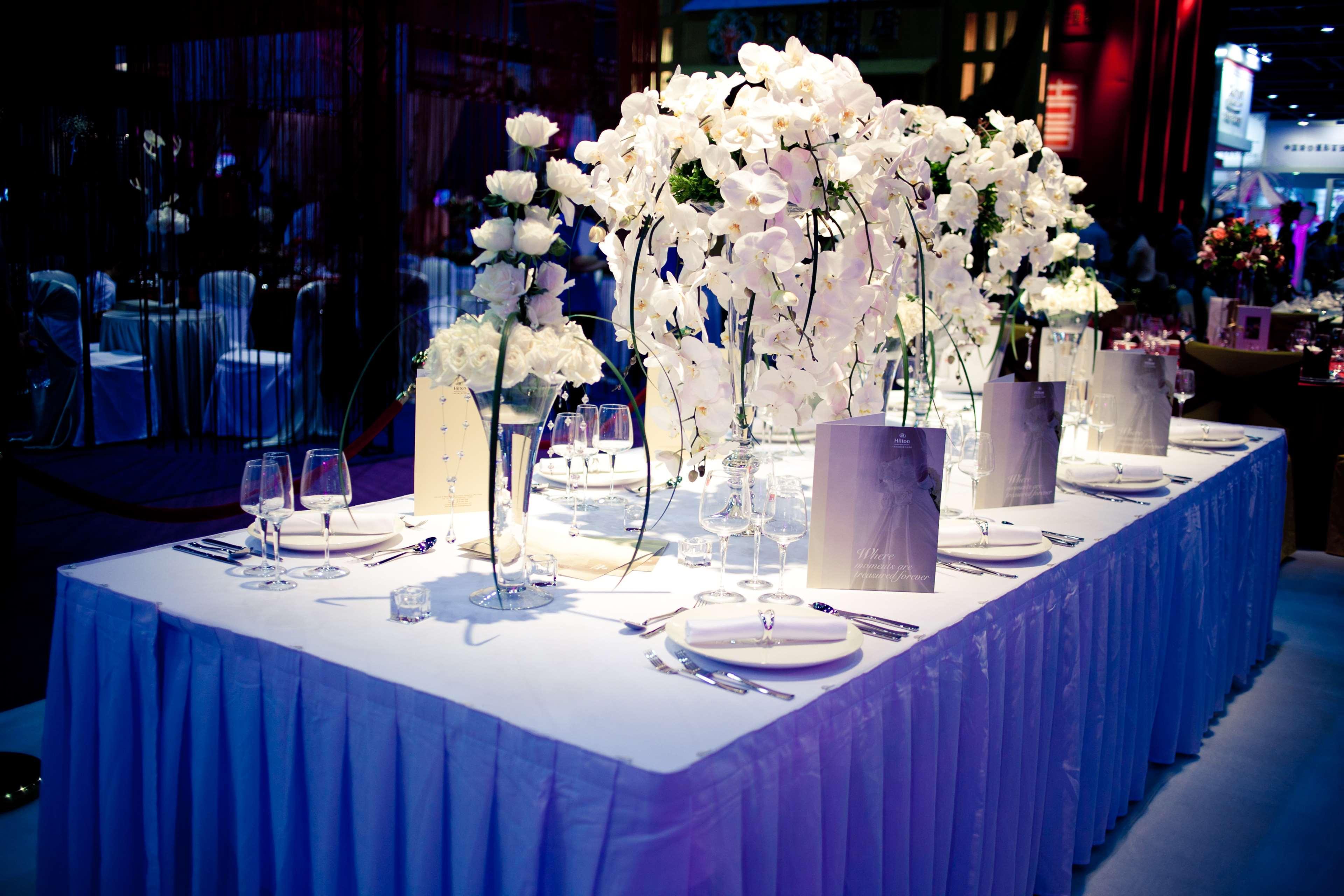 Hilton Guangzhou Tianhe - Free Shuttle Bus And Registration Counter Available During Canton Fair Period Bagian luar foto A table set for a formal dinner