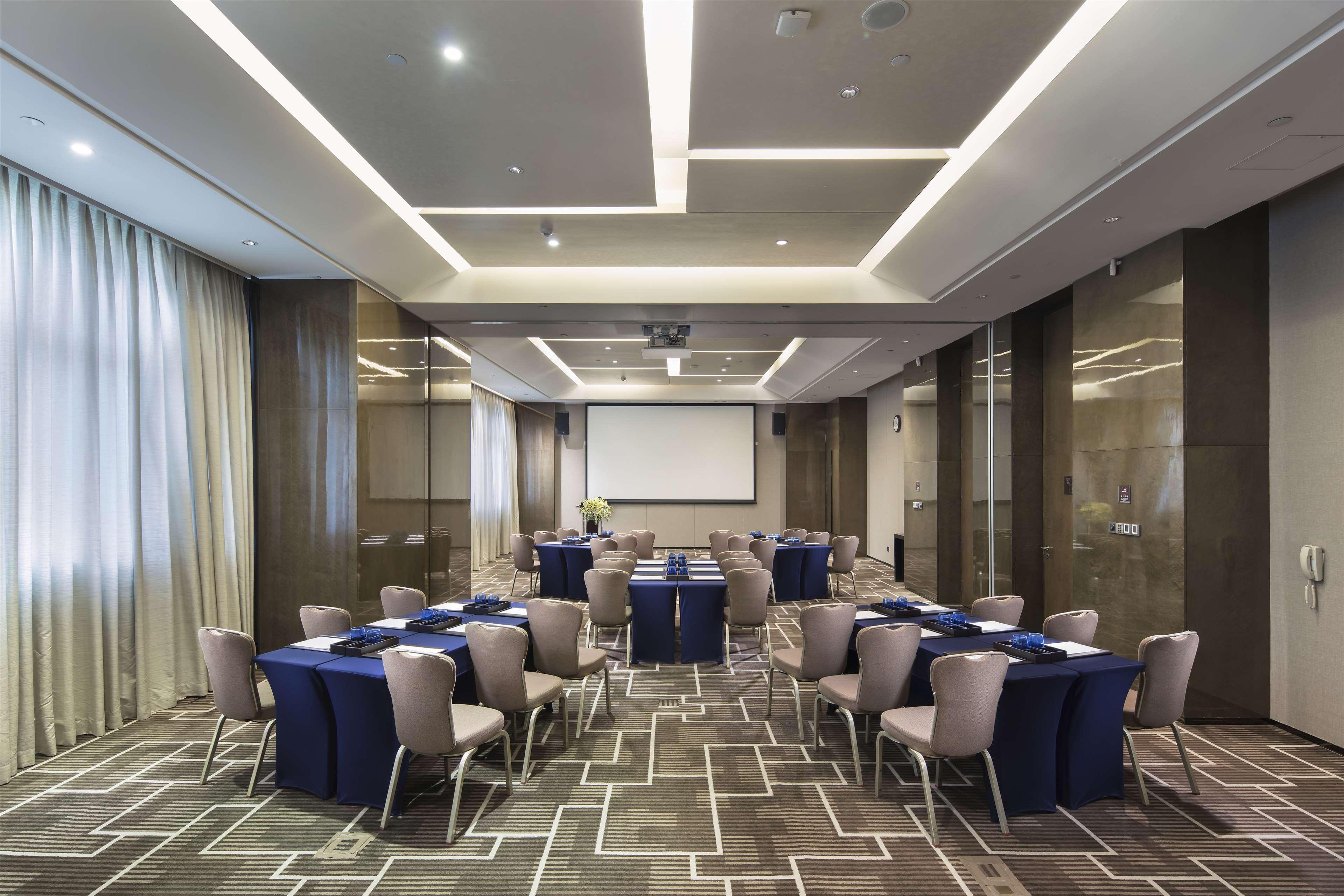 Hilton Guangzhou Tianhe - Free Shuttle Bus And Registration Counter Available During Canton Fair Period Bagian luar foto Meeting room