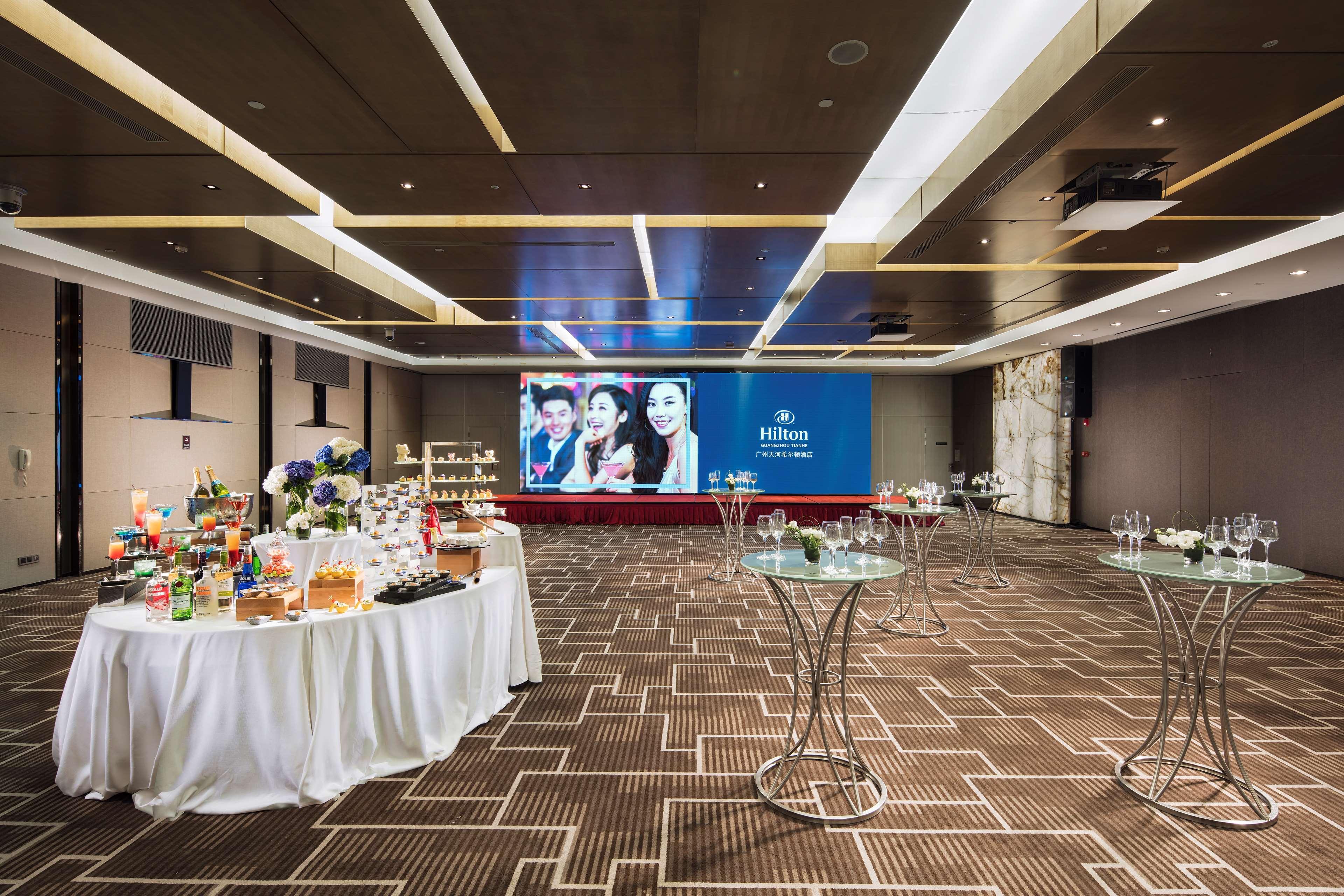 Hilton Guangzhou Tianhe - Free Shuttle Bus And Registration Counter Available During Canton Fair Period Bagian luar foto The ballroom