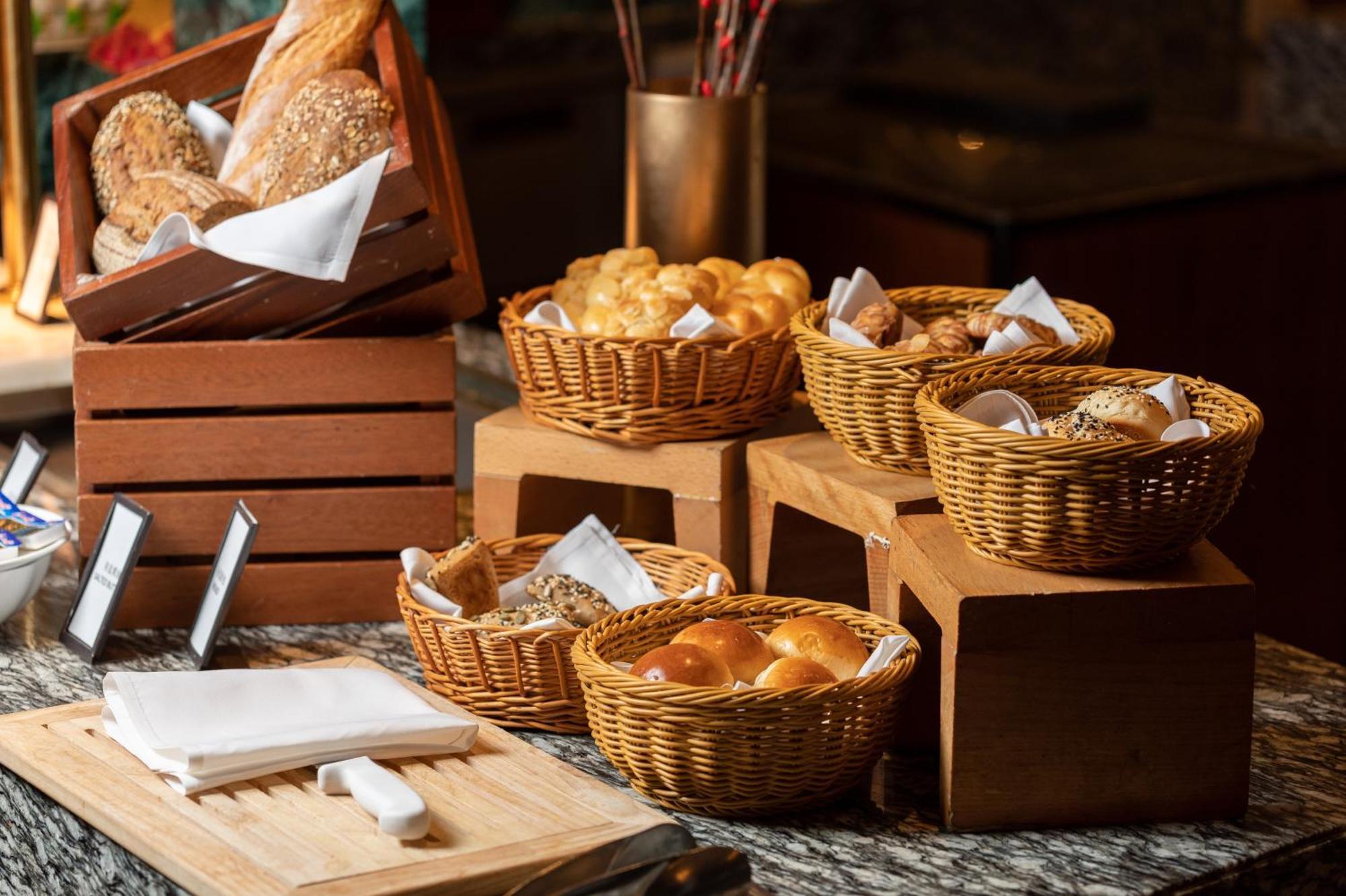 Hilton Guangzhou Tianhe - Free Shuttle Bus And Registration Counter Available During Canton Fair Period Bagian luar foto Bread at a buffet