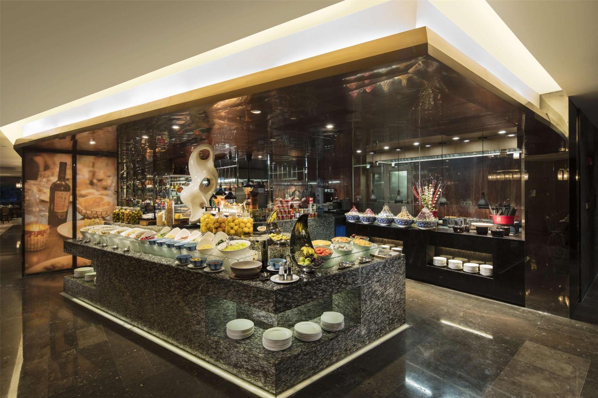 Hilton Guangzhou Tianhe - Free Shuttle Bus And Registration Counter Available During Canton Fair Period Bagian luar foto The buffet at the lobby
