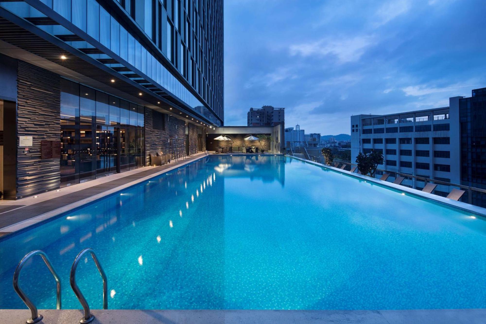 Hilton Guangzhou Tianhe - Free Shuttle Bus And Registration Counter Available During Canton Fair Period Bagian luar foto The swimming pool at the hotel