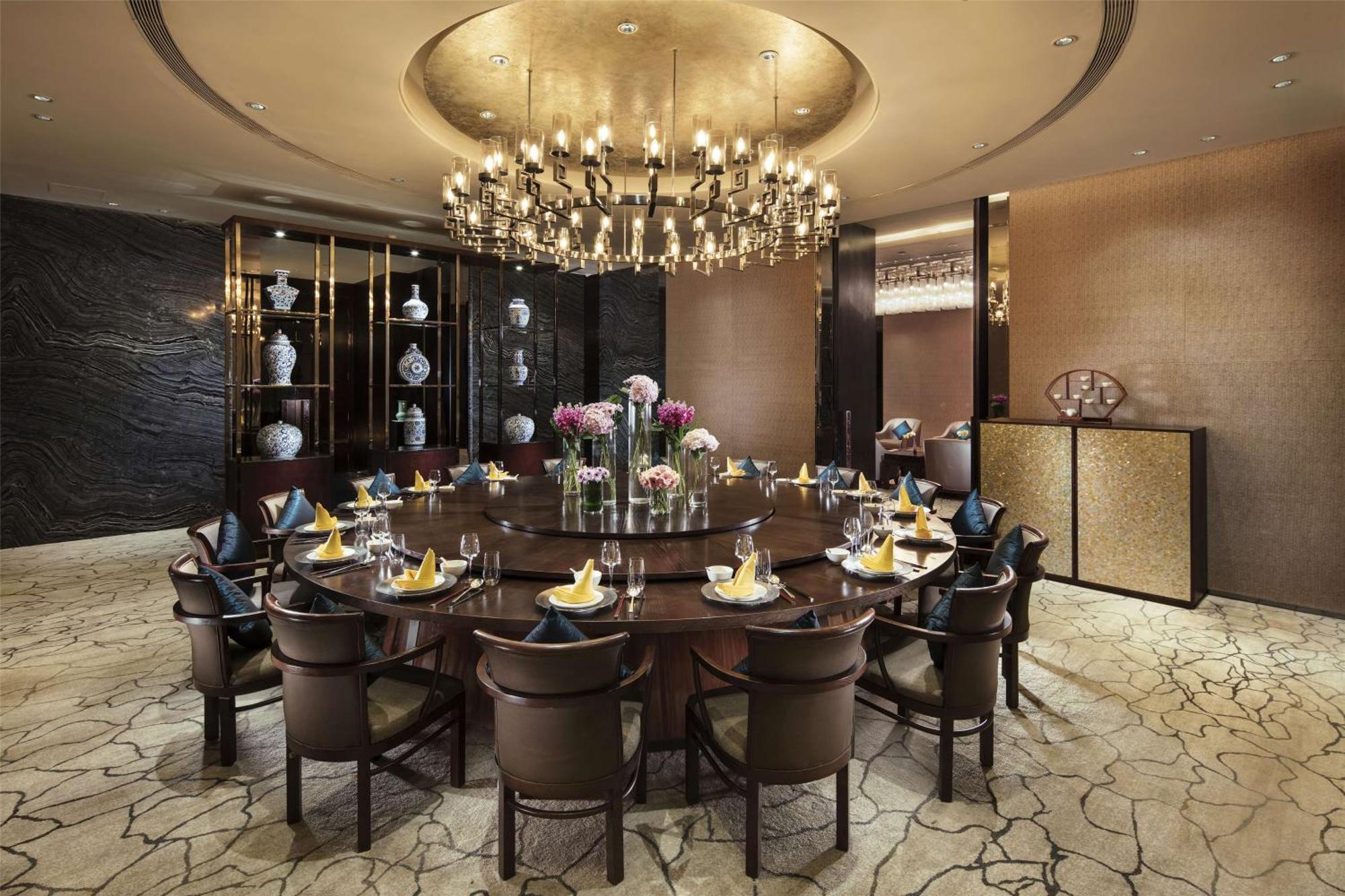 Hilton Guangzhou Tianhe - Free Shuttle Bus And Registration Counter Available During Canton Fair Period Bagian luar foto A private dining room at the restaurant