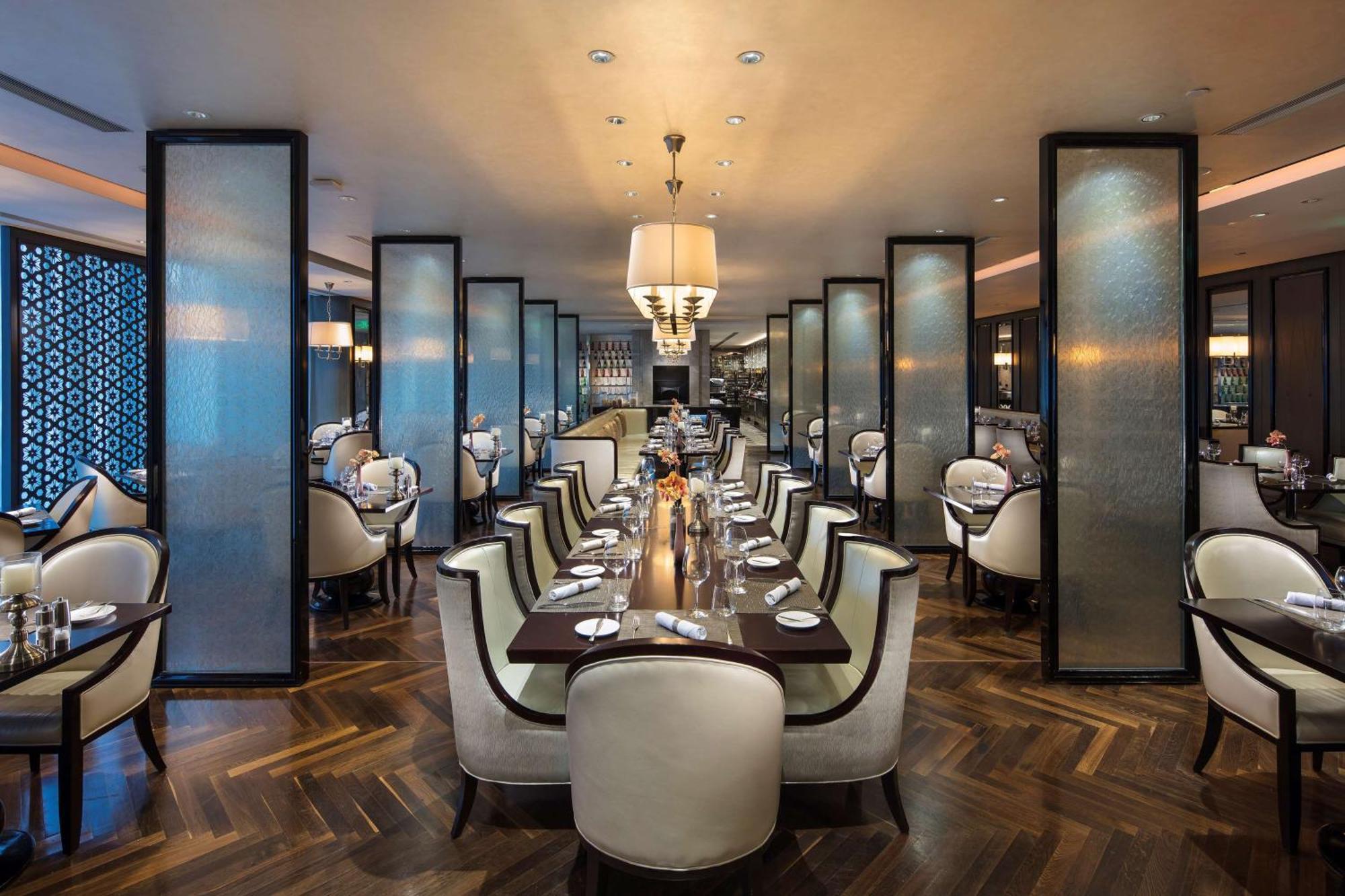 Hilton Guangzhou Tianhe - Free Shuttle Bus And Registration Counter Available During Canton Fair Period Bagian luar foto The interior of the restaurant
