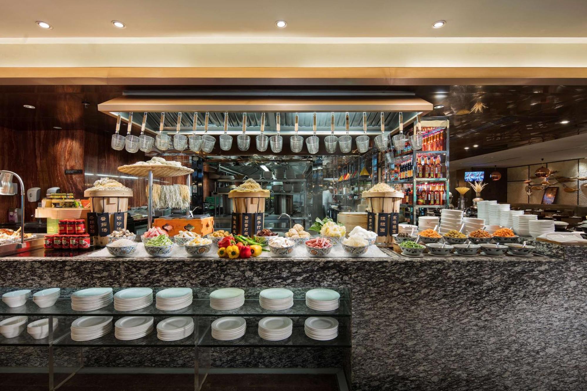 Hilton Guangzhou Tianhe - Free Shuttle Bus And Registration Counter Available During Canton Fair Period Bagian luar foto A buffet at a hotel
