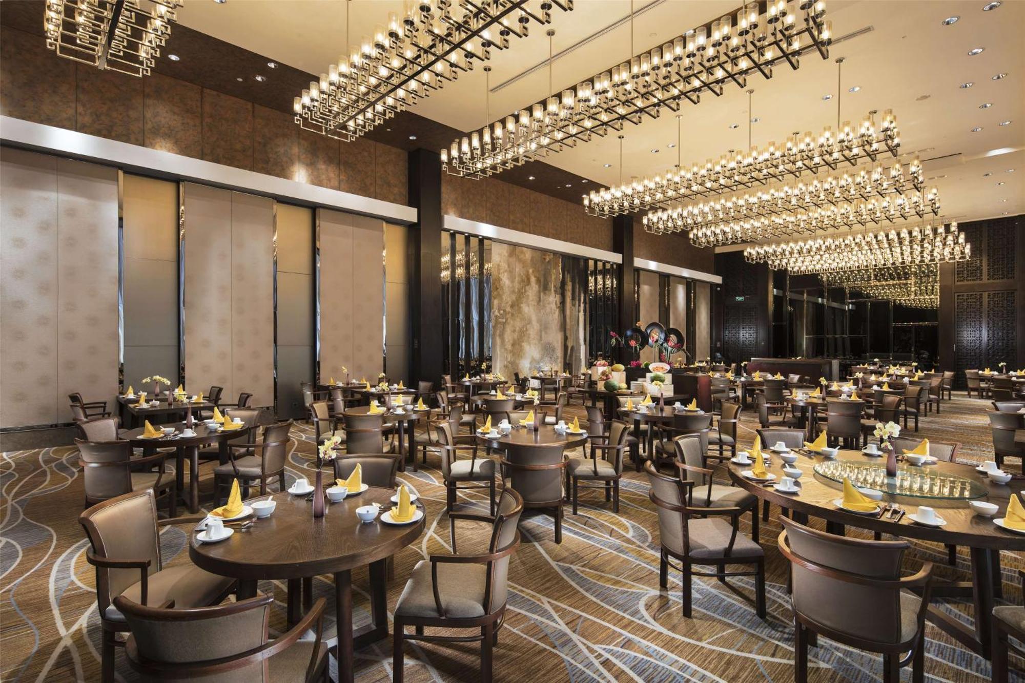 Hilton Guangzhou Tianhe - Free Shuttle Bus And Registration Counter Available During Canton Fair Period Bagian luar foto The Chinese restaurant