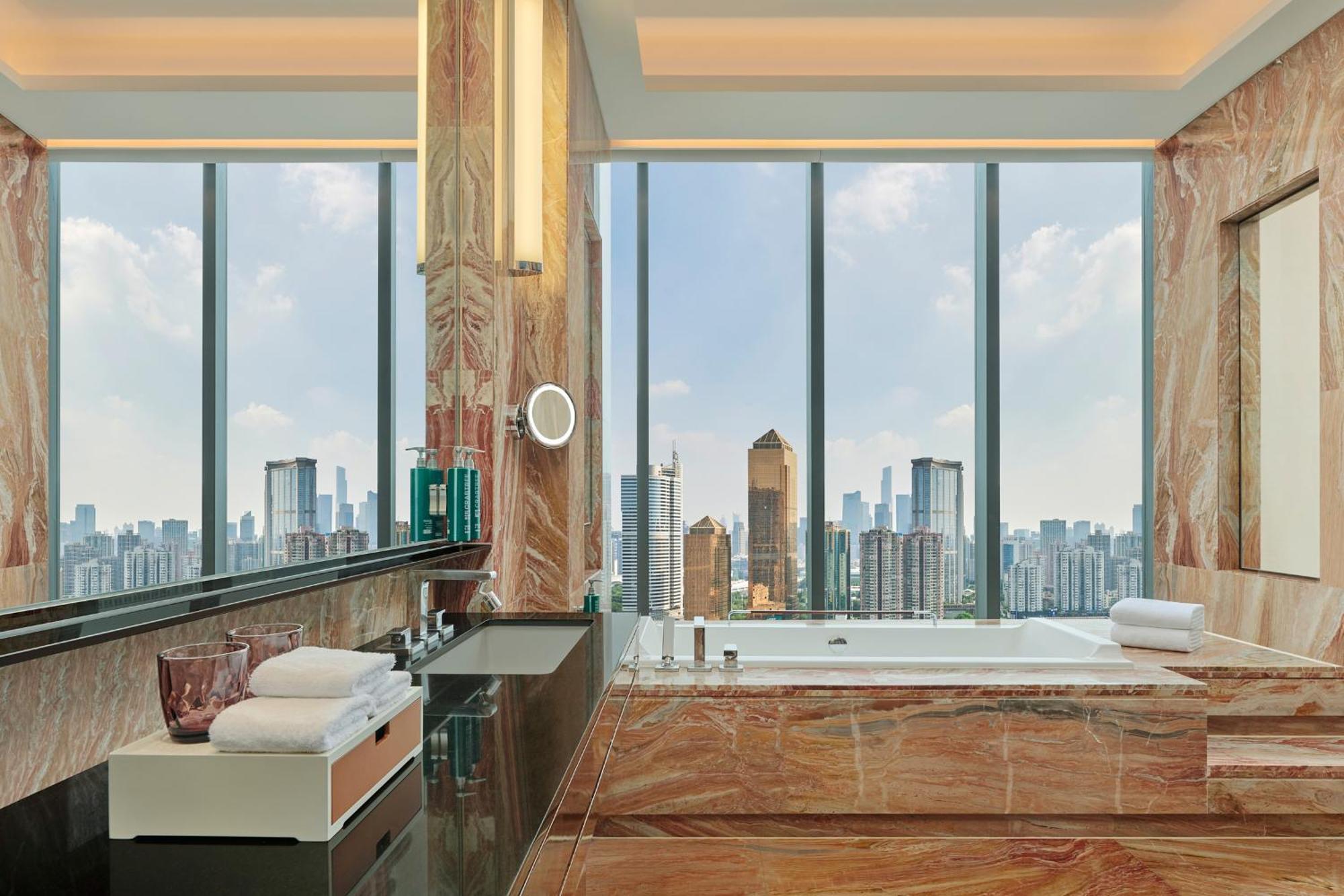 Hilton Guangzhou Tianhe - Free Shuttle Bus And Registration Counter Available During Canton Fair Period Bagian luar foto Bathroom