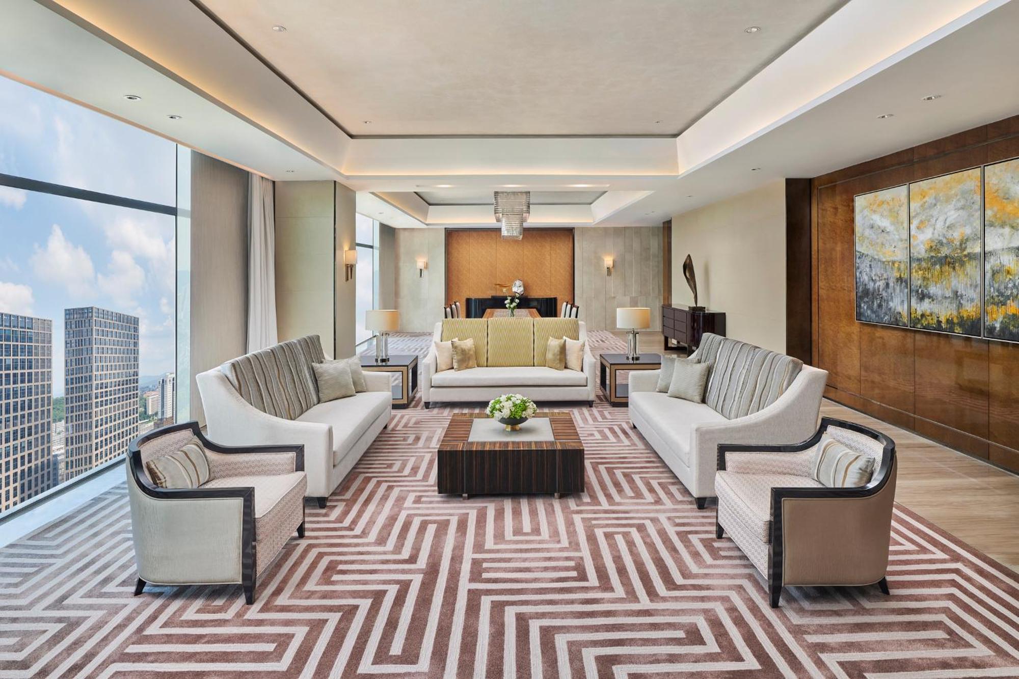 Hilton Guangzhou Tianhe - Free Shuttle Bus And Registration Counter Available During Canton Fair Period Bagian luar foto The interior of a suite at the hotel