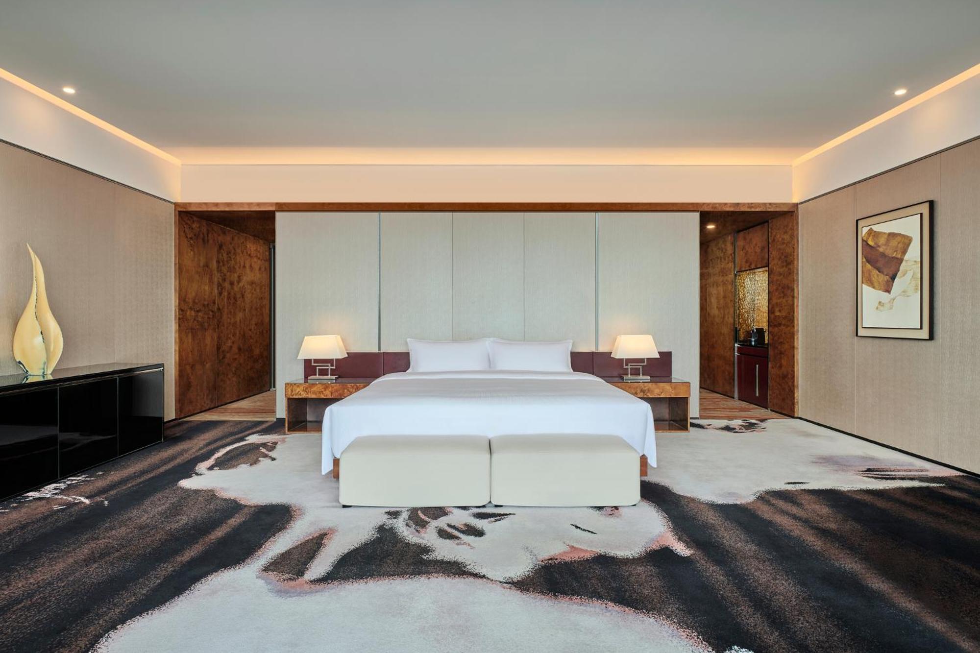 Hilton Guangzhou Tianhe - Free Shuttle Bus And Registration Counter Available During Canton Fair Period Bagian luar foto A bedroom at the hotel
