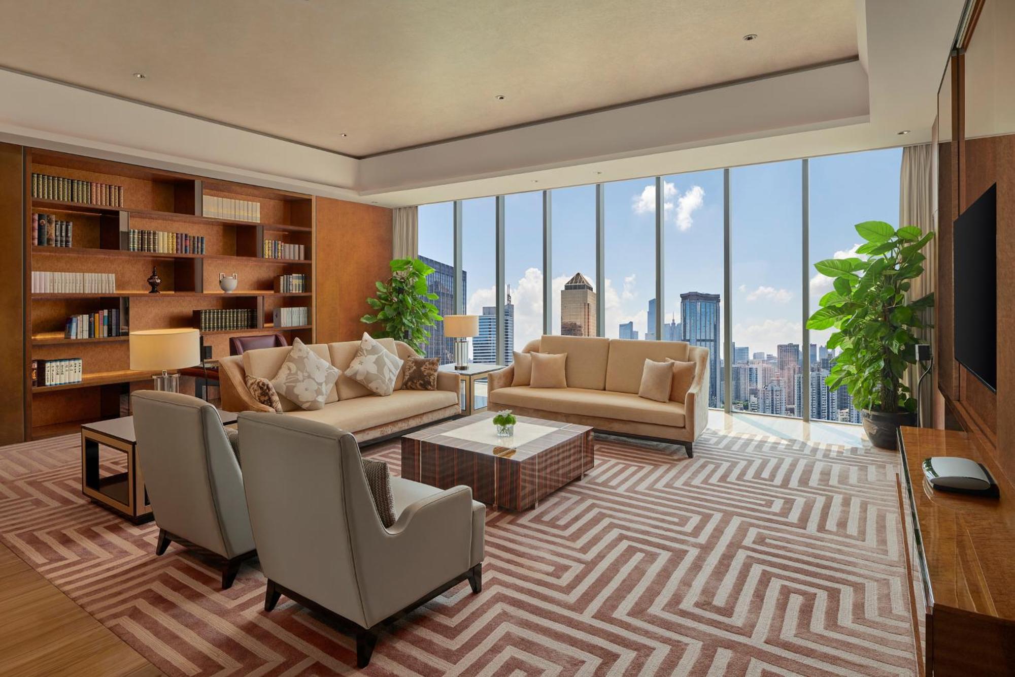 Hilton Guangzhou Tianhe - Free Shuttle Bus And Registration Counter Available During Canton Fair Period Bagian luar foto A living room in a suite at the hotel