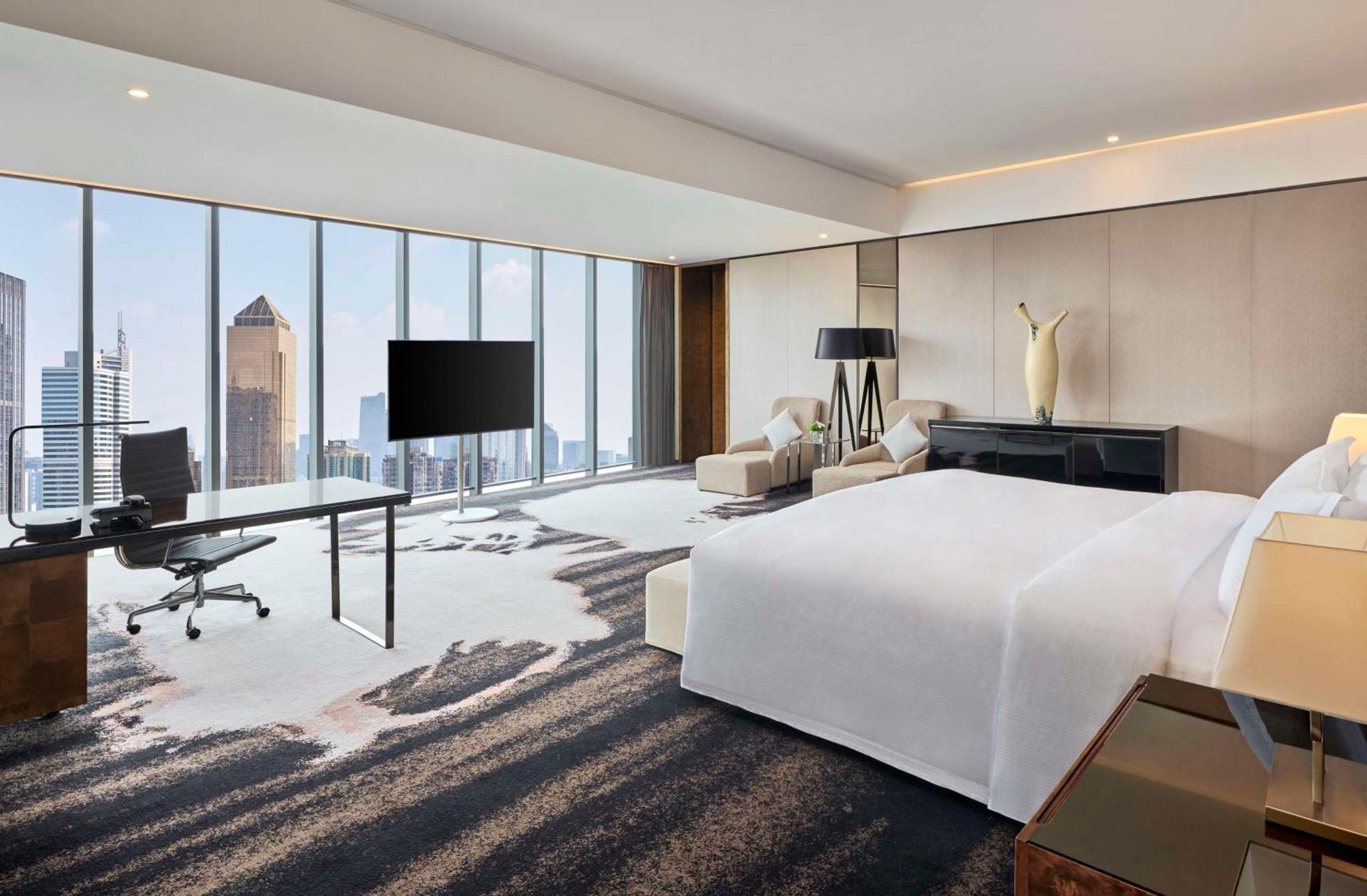 Hilton Guangzhou Tianhe - Free Shuttle Bus And Registration Counter Available During Canton Fair Period Bagian luar foto Deluxe Suite