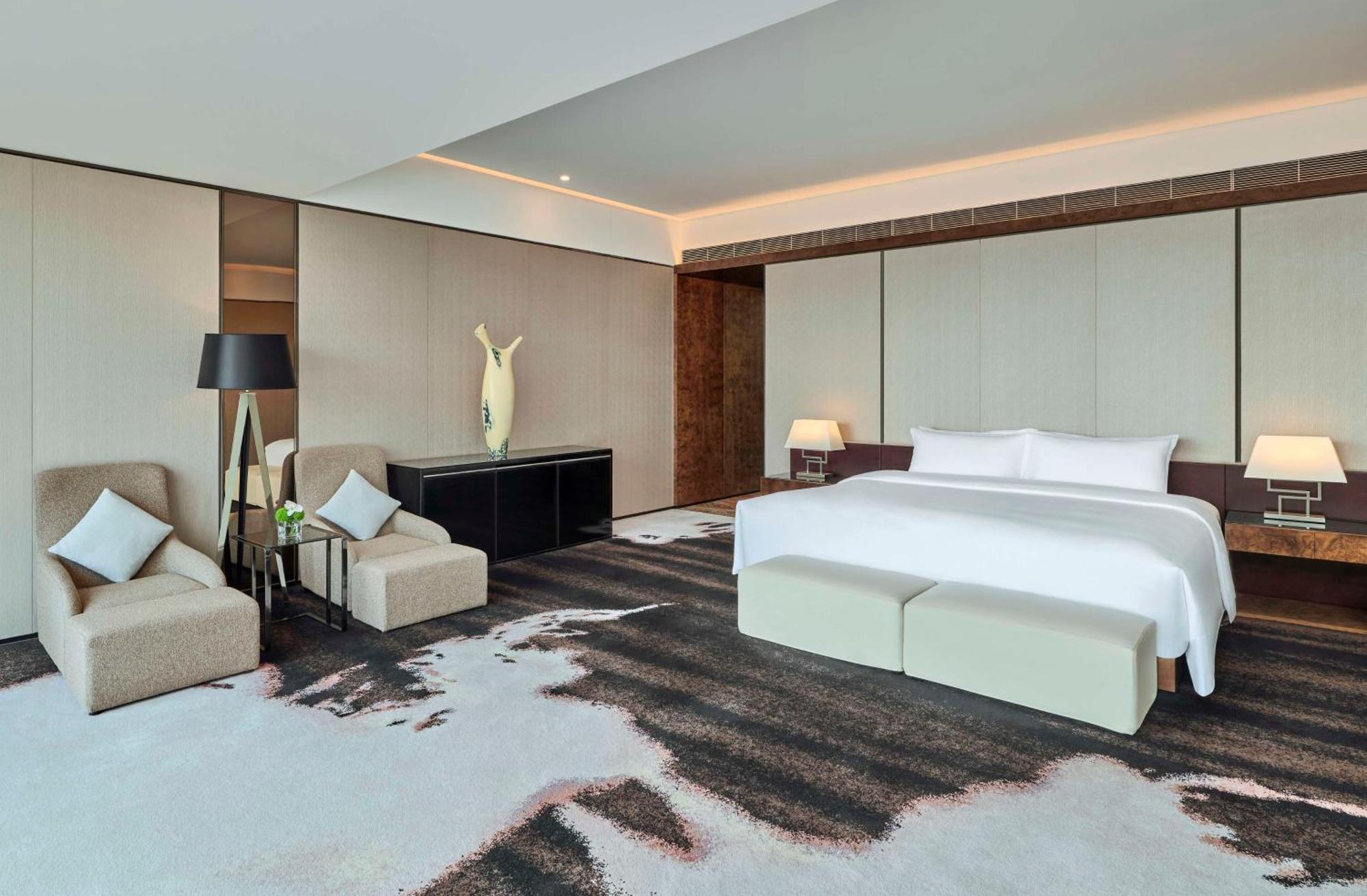 Hilton Guangzhou Tianhe - Free Shuttle Bus And Registration Counter Available During Canton Fair Period Bagian luar foto A bedroom at the hotel